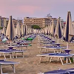 Apartament Charming Beachfront With A Bright Terrace *