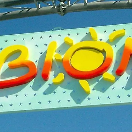 דירה Charming Beachfront With A Bright Terrace ביביונה