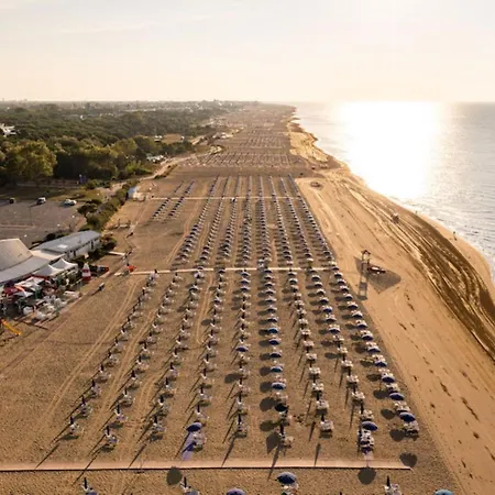 Charming Beachfront With A Bright Terrace Lägenhet