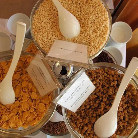 Charming Beachfront With A Bright Terrace דירה *