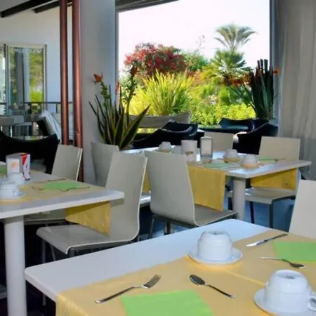 Charming Beachfront Flat With A Bright Terrace Διαμέρισμα *