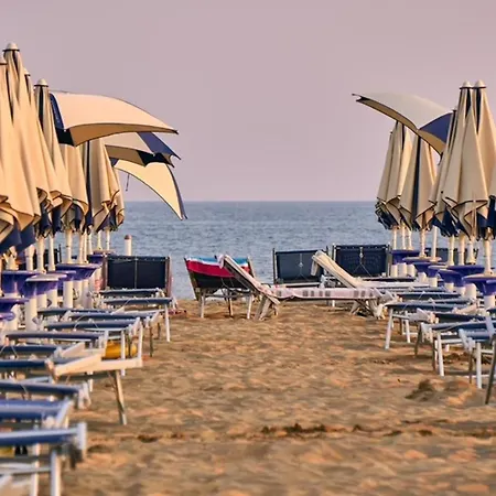 Charming Beachfront Flat With A Bright Terrace Μπιμπιόνε